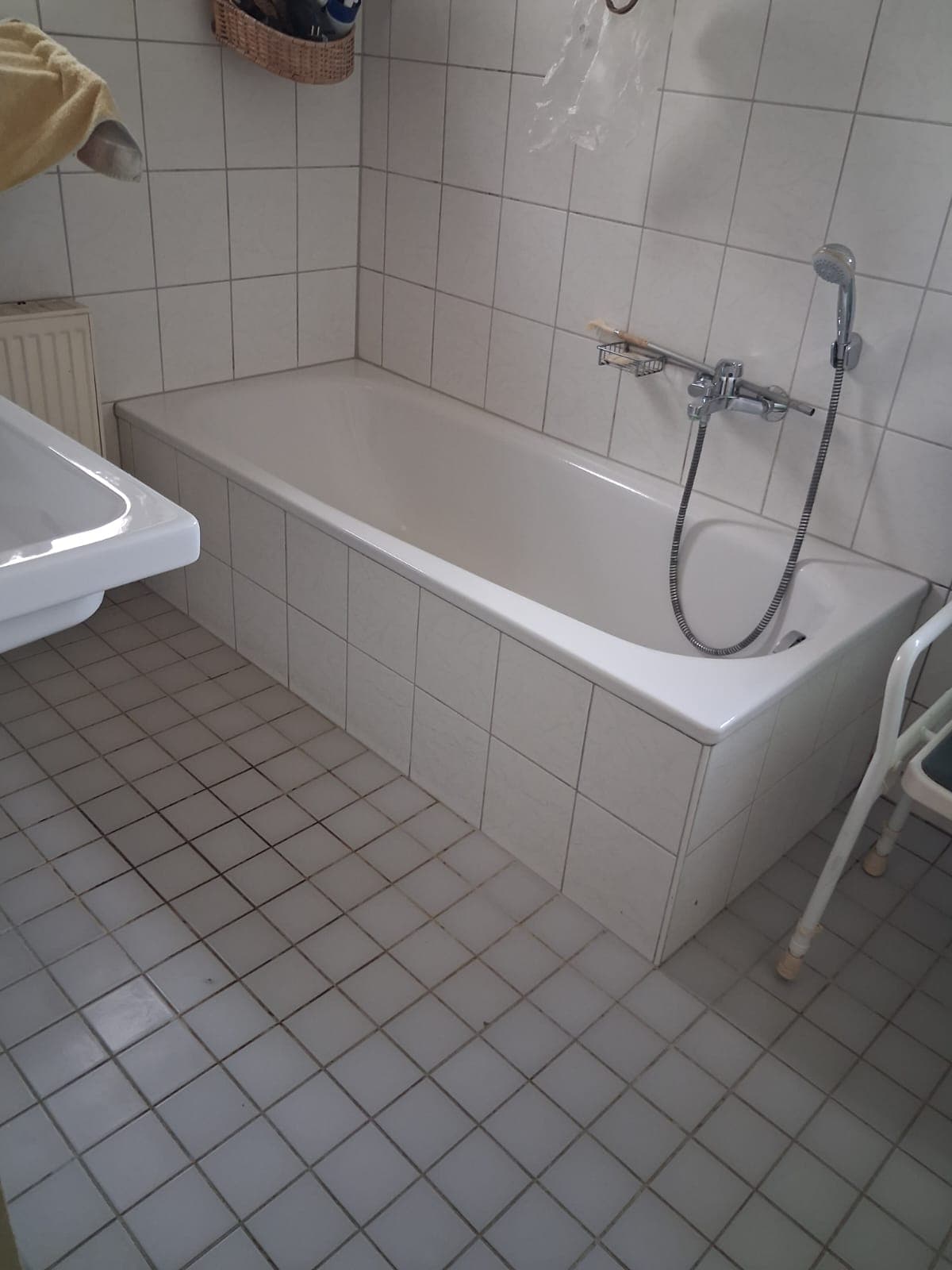 Unterhaltsreinigung: gereinigtes Badezimmer mit Wanne